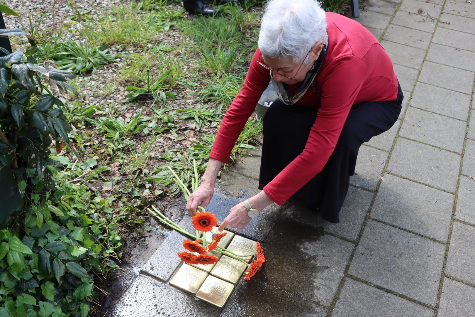 Renee Fink dedicating the stolpersteine in memory of her family on May 5, 2024 in Bilthoven, Netherlands